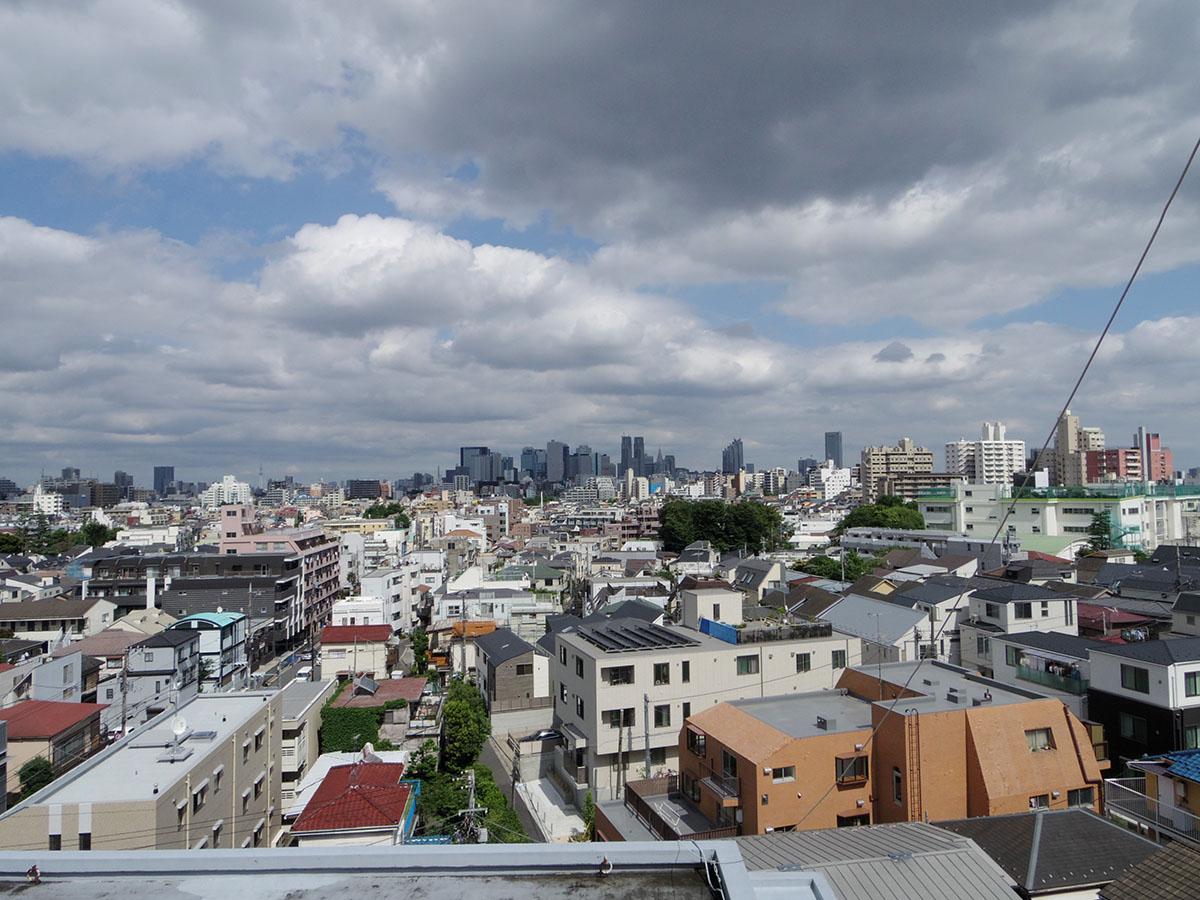 窓からはこの眺望。スカイツリーと東京タワーを眺められるぜいたくさ