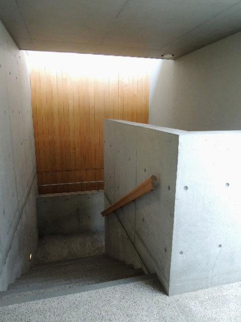エレベーターはないけれど、階段室は美しく。