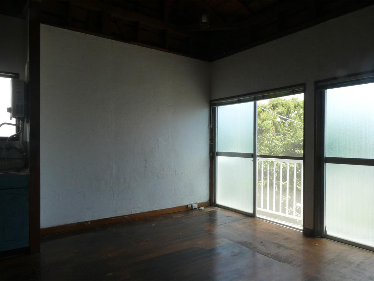 この漆喰の壁は剥がします