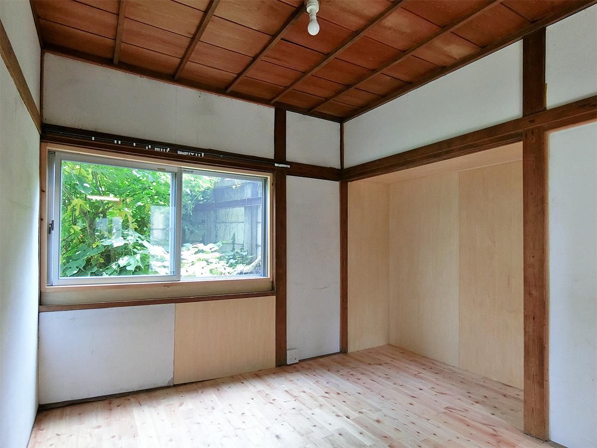 洋室4:隣の敷地の緑が見える。収納の襖がないため、DIYで机や棚をつくるのも良さそう