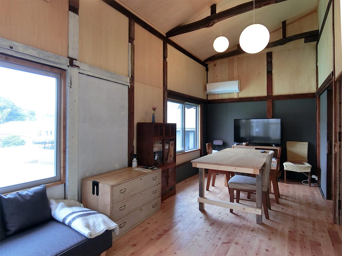 共用リビング:天井が高く、開放感がある