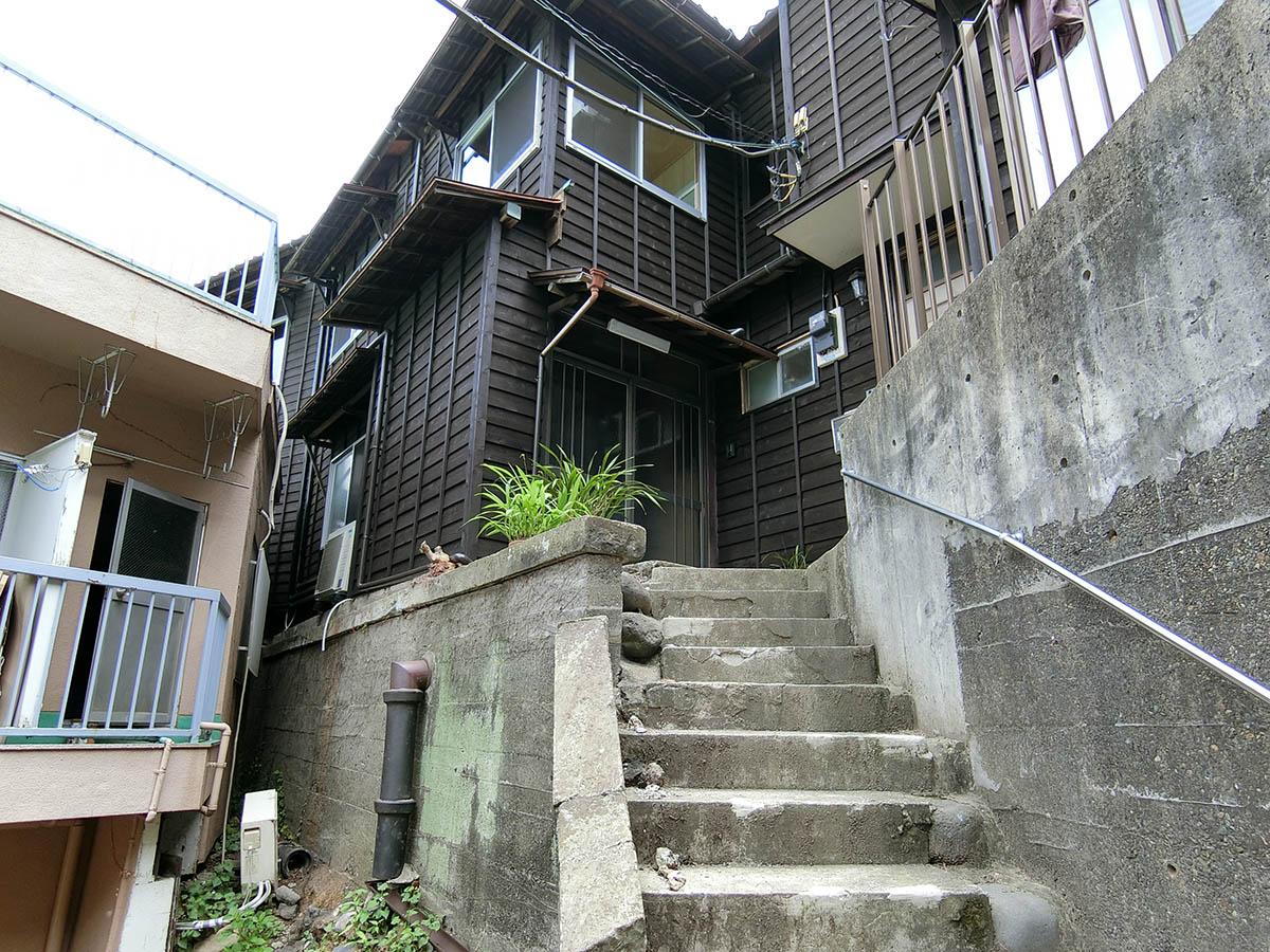 階段を上がって、左側の玄関から入ります(右側はオーナー住戸)