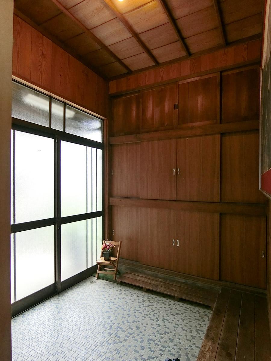 玄関:正面が靴箱。部屋ごとに棚が割り振られています
