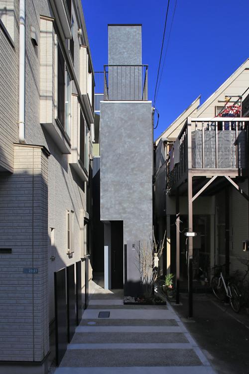 旗竿状になった土地を生かした、まるで塔のような家(写真は竣工時のもの。写真:安川千秋)