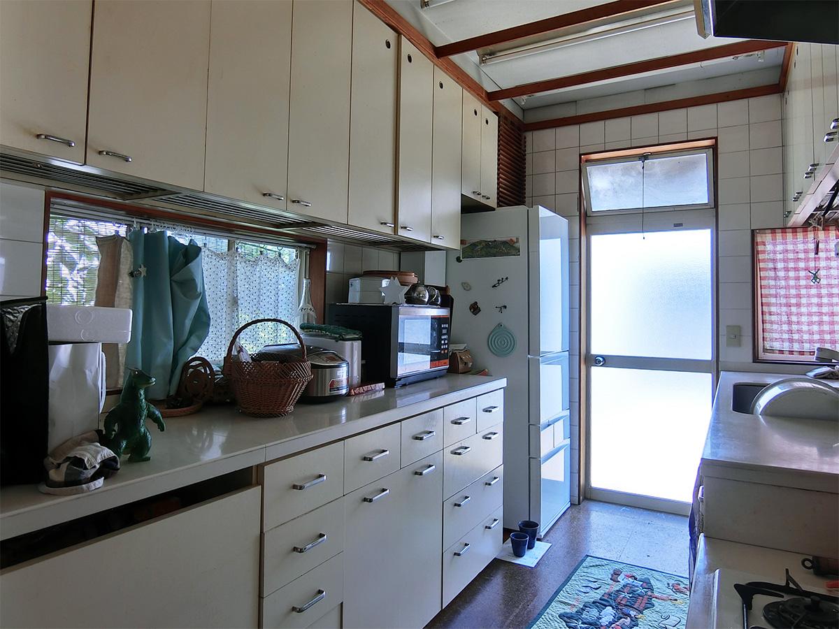 キッチン扉の建てつけは調整が必要