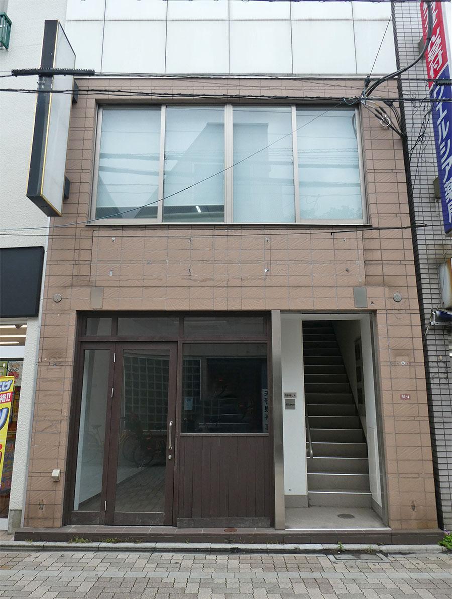 外観。間口は大きくはありません