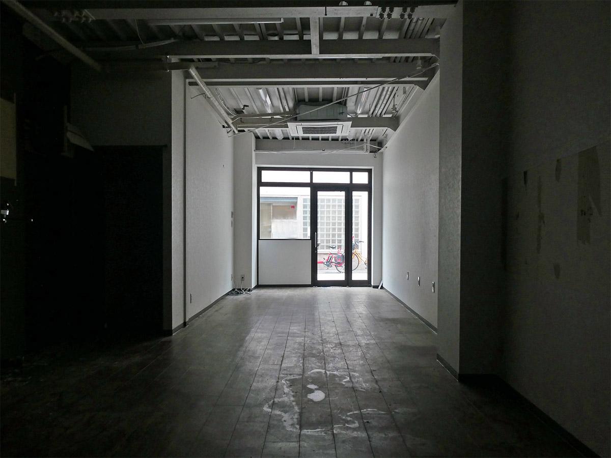 店舗奥から入り口方面の別角度。奥は薄暗いので照明が必要