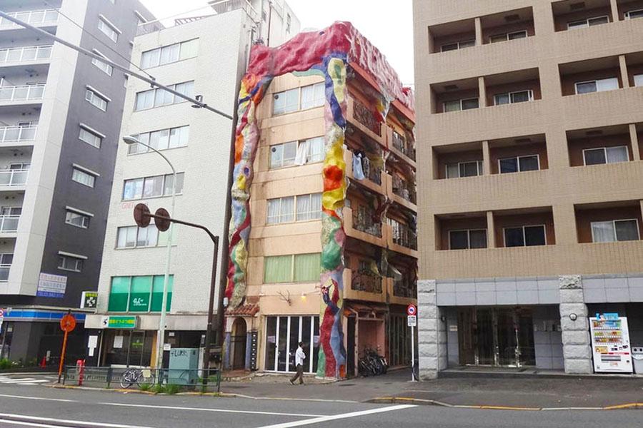 大通り沿いに異彩を放っている建物です
