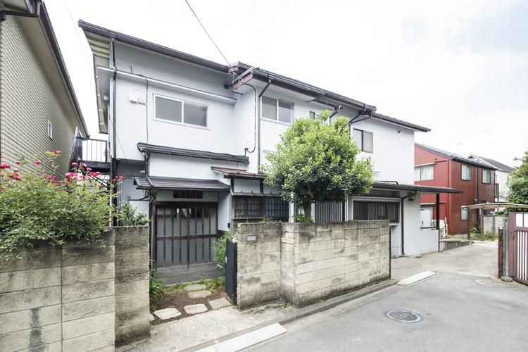 上下の2区画に分かれた集合住宅になっている ©Akira Nakamura