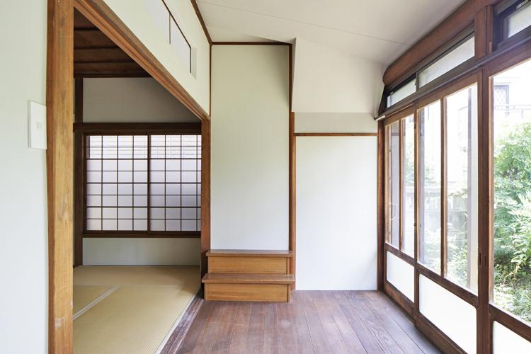 内階段の名残が2段 ©Akira Nakamura