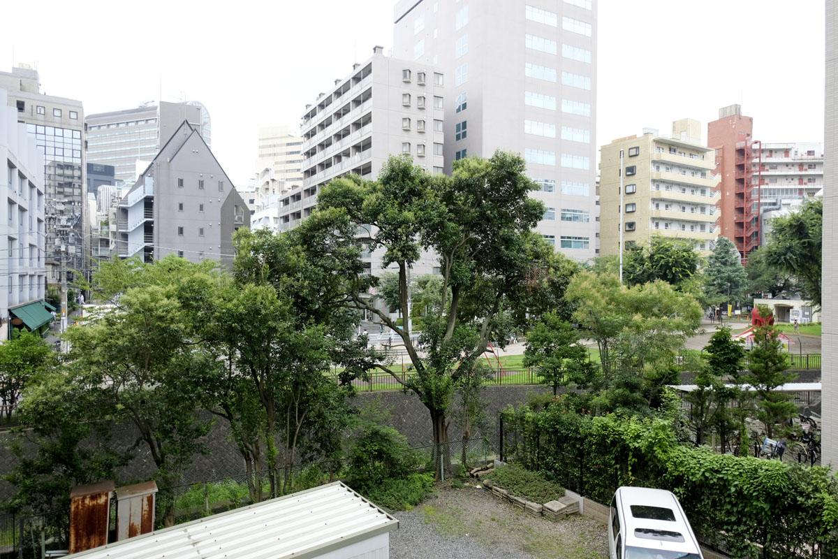 西側には、タコ公園と渋谷川が広がります