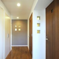 文京区白山の賃貸物件/木の扉や四角にくり抜かれた小窓がほっこりするデザイン。左手にある収納もなかなかの容量