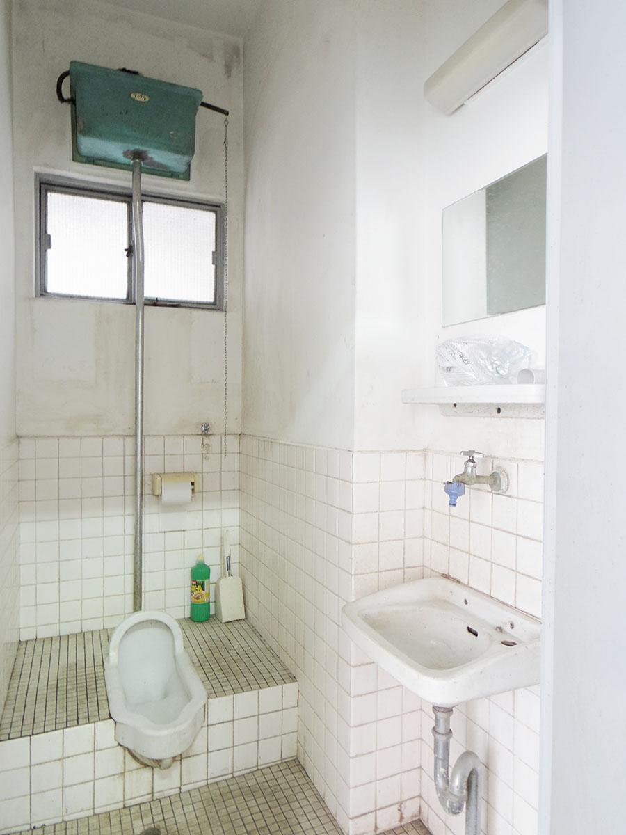 トイレはかなり古めかしいので交換が必要になりそう