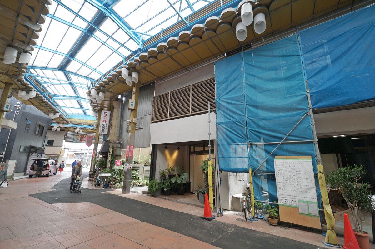 アーケード天井部分が透明なので明るい商店街です