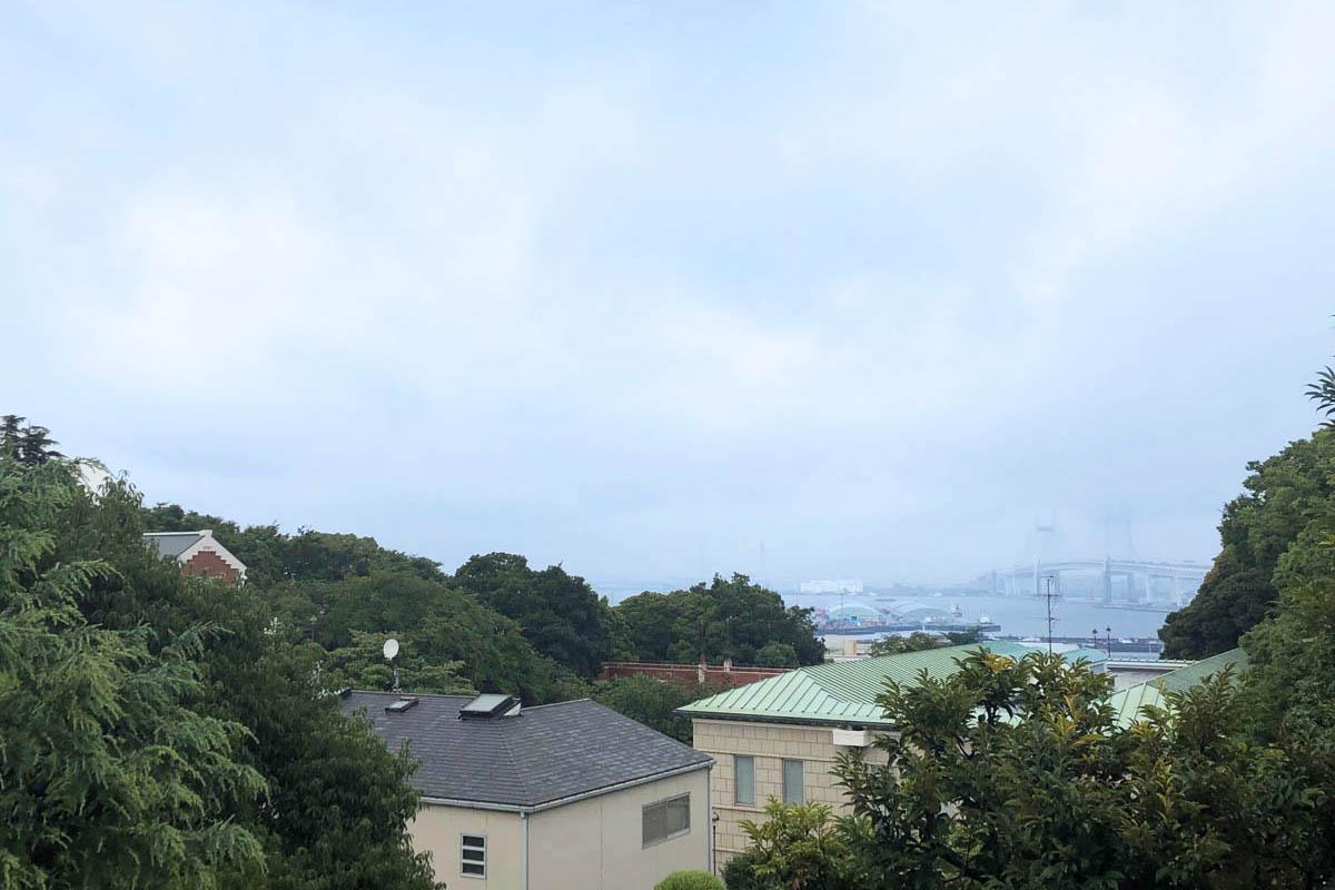 手前には山手の緑、奥にはベイブリッジと海という眺望