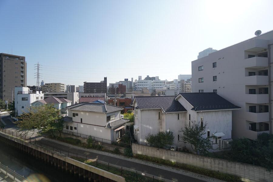 窓からは水面と広い空