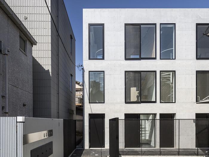 中野区南台の賃貸物件/黒いスチールの玄関ドア、すっきりした箱型のフォルムがかっこいい（写真提供：平井広行）