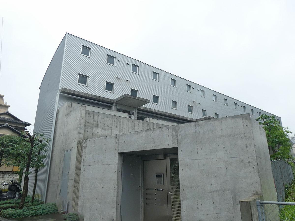 外観。マンションの目の前は線路