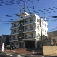 横浜市中区根岸加曽台の賃貸物件/独特な雰囲気が魅力的な外観。建物右下が機械式駐車場です。
