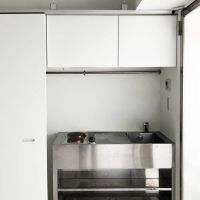 横浜市青葉区藤が丘の賃貸物件/扉を開けると、スタイリッシュなキッチン