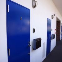 横浜市戸塚区上矢部町の賃貸物件/ブルーの玄関扉もいい感じ