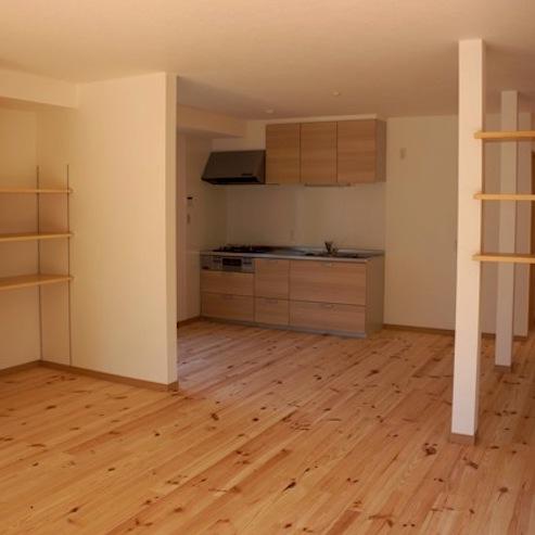 茅ヶ崎市矢畑の賃貸物件/広々としたLDK、奥にキッチン