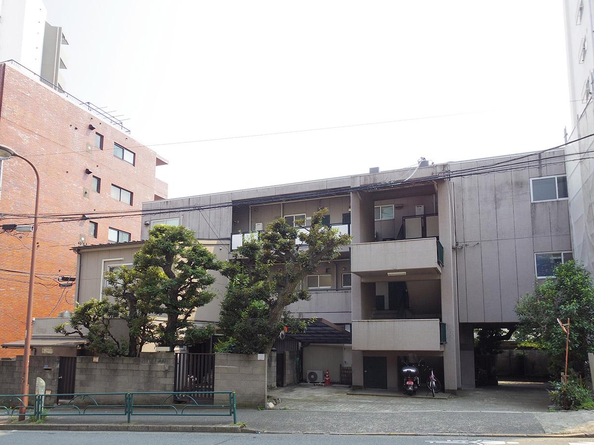 かなりシブい外観。通りからはすこし奥まっている
