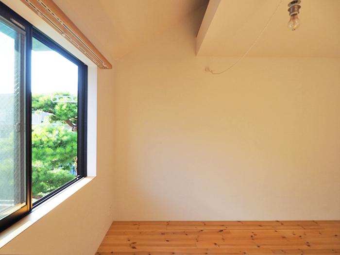 杉並区善福寺の賃貸物件/窓から建物のシンボルツリーの松が見える。洗濯物はこの窓の外に干せます