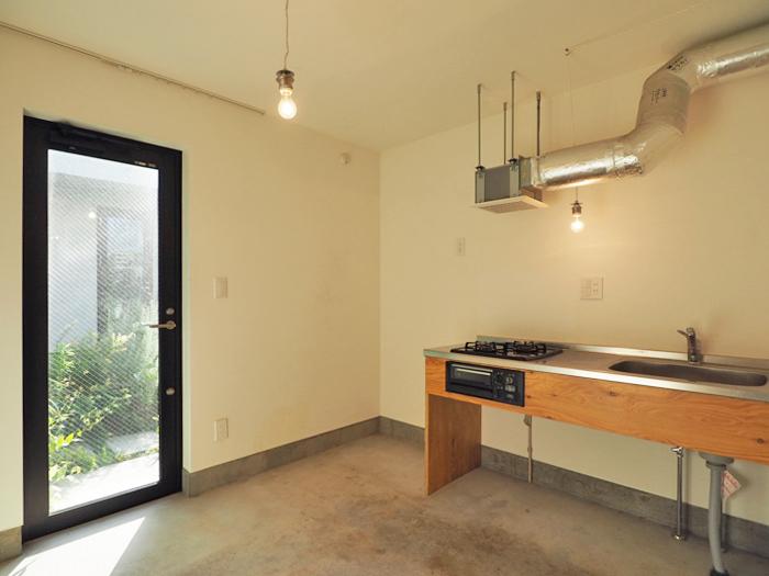 杉並区善福寺の賃貸物件/玄関を入ってすぐ土間が広がる。クラフト感のあるキッチンがかわいい。収納は少なめなので、料理をしっかりしたい人は工夫が必要