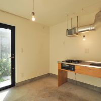 杉並区善福寺の賃貸物件/玄関を入ってすぐ土間が広がる。クラフト感のあるキッチンがかわいい。収納は少なめなので、料理をしっかりしたい人は工夫が必要