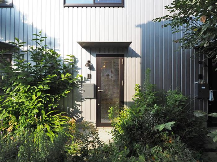 杉並区善福寺の賃貸物件/玄関。こんもりと茂る緑がたまらない