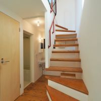 杉並区善福寺の賃貸物件/シナ・ラーチなどいろいろな木材が組み合わされている