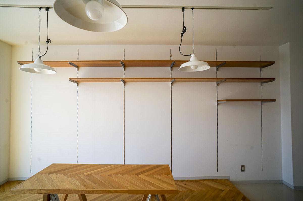 大田区上池台の賃貸物件/一面ガチャ棚になっている壁