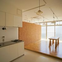 大田区上池台の賃貸物件/キッチン部分は玄関から続く土間仕様で、居室スペースは1段上がる感じ