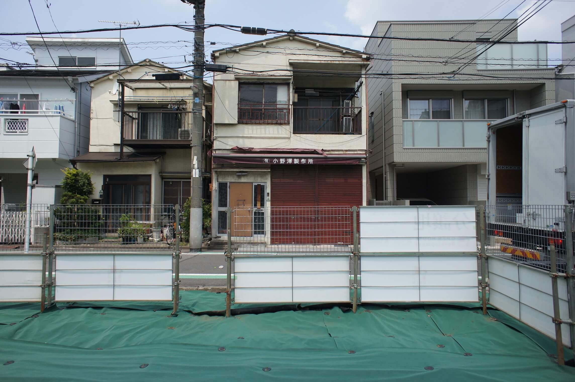 建物の正面は建売住宅になります
