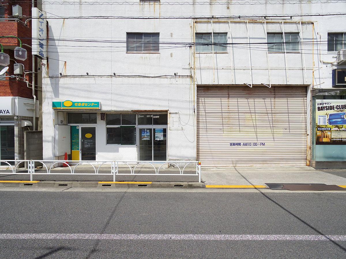 募集区画の正面。シャッターの右側が美容院
