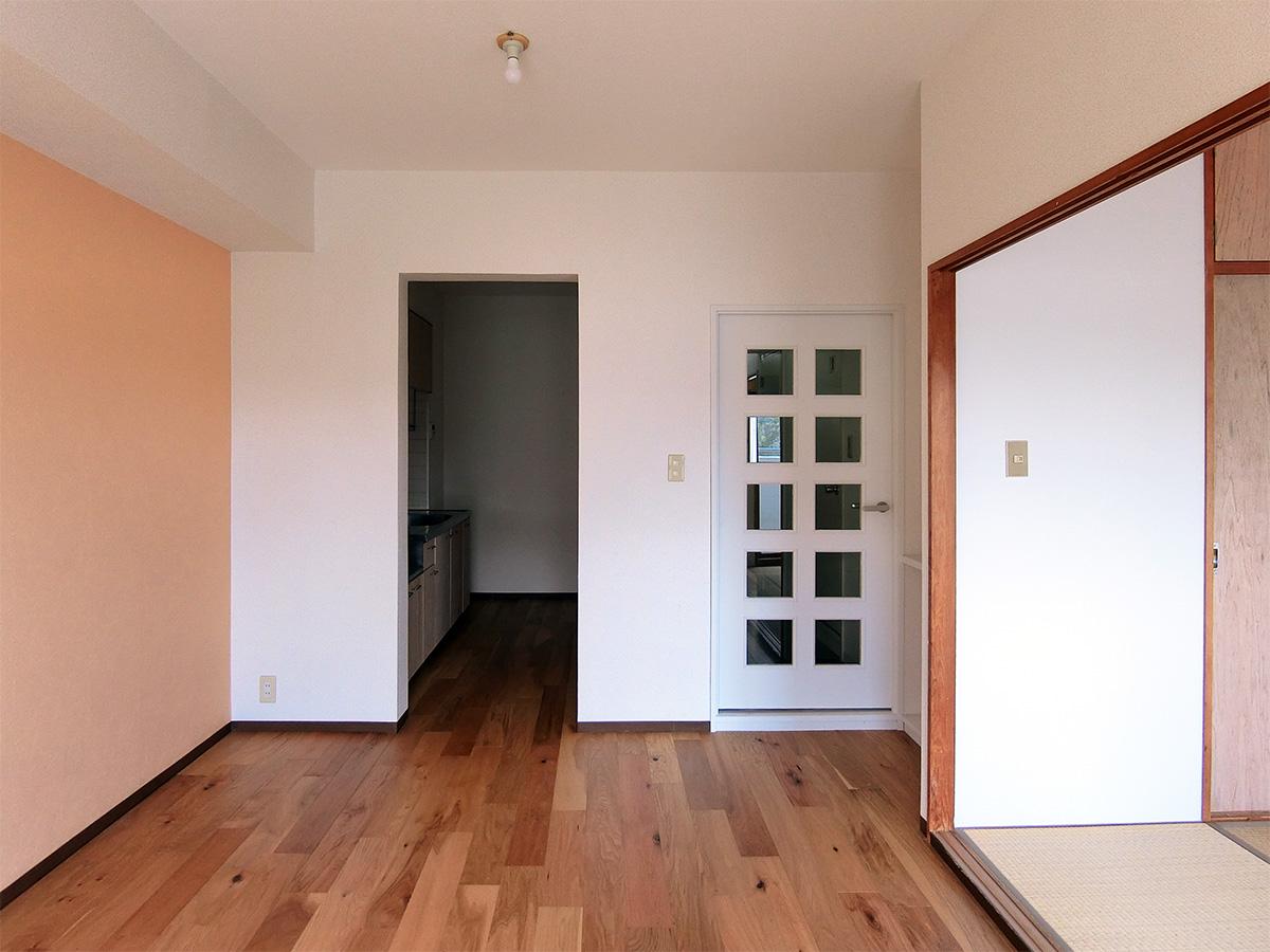 左のオレンジ色の壁紙部分は、入居者の好みの壁紙にDIYで変更できます(貸主負担)