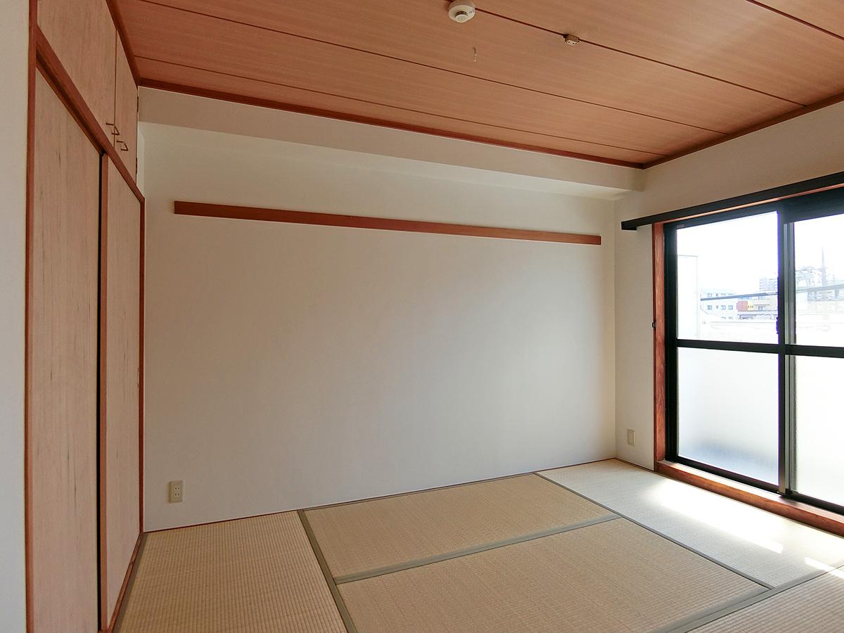 和室は長押(なげし:壁の水平方向の木部)のみネジ打ちが可能。フックを取り付ければ洋服などをかけられます