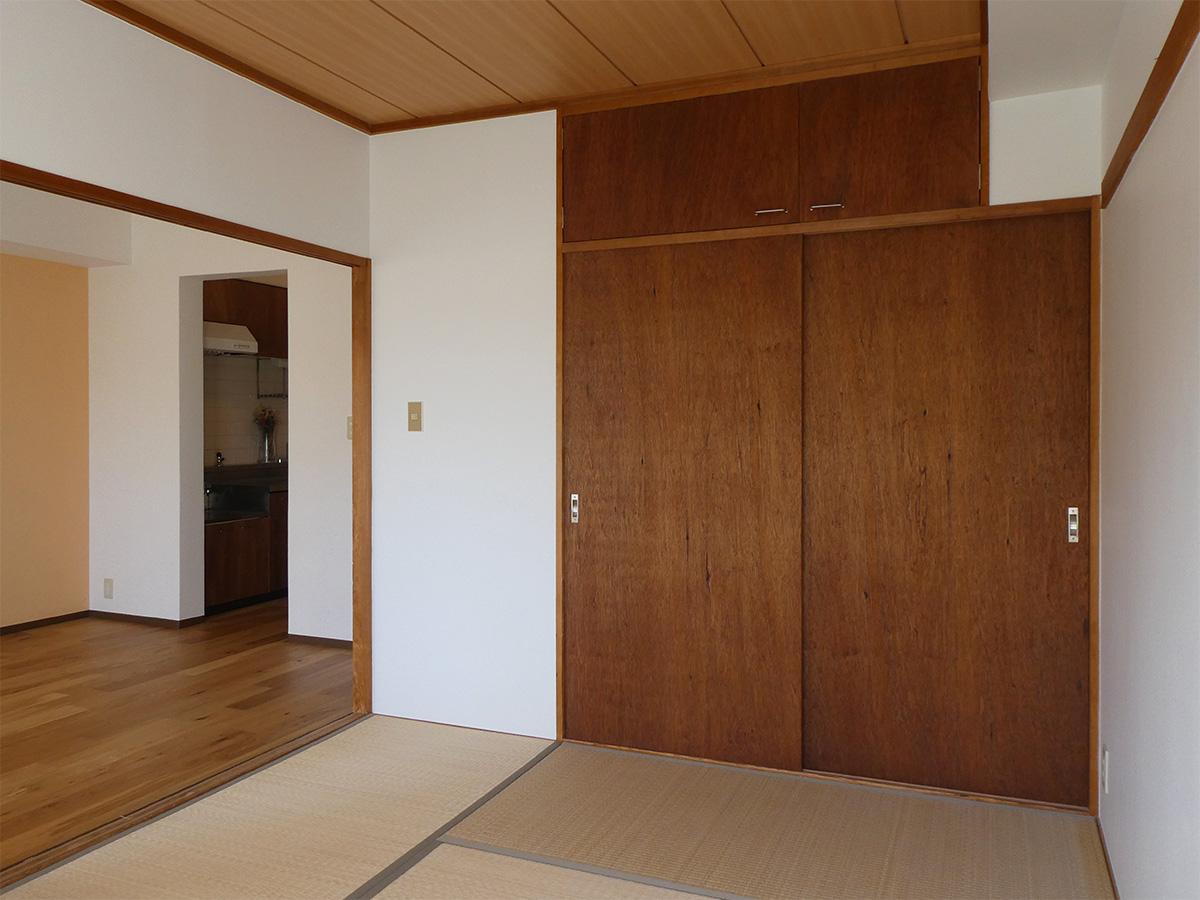 モダンな雰囲気の和室。ヴィンテージ家具のような、味がある色合いです