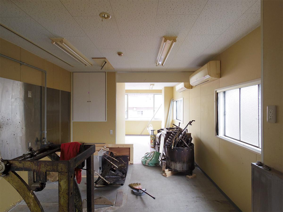 2階。奥の大きい窓から自然採光がたっぷり入る