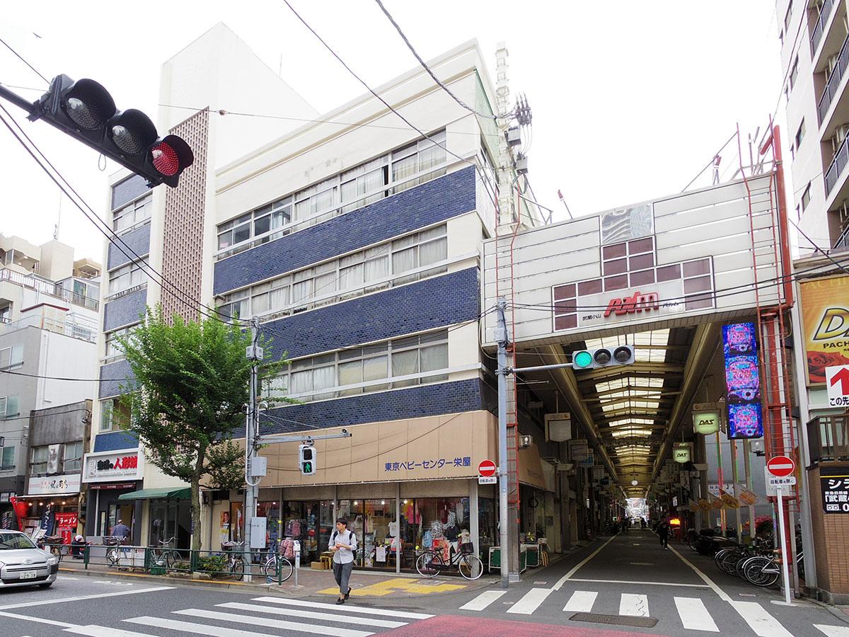 外観。商店街の横並びに建つレトロビル