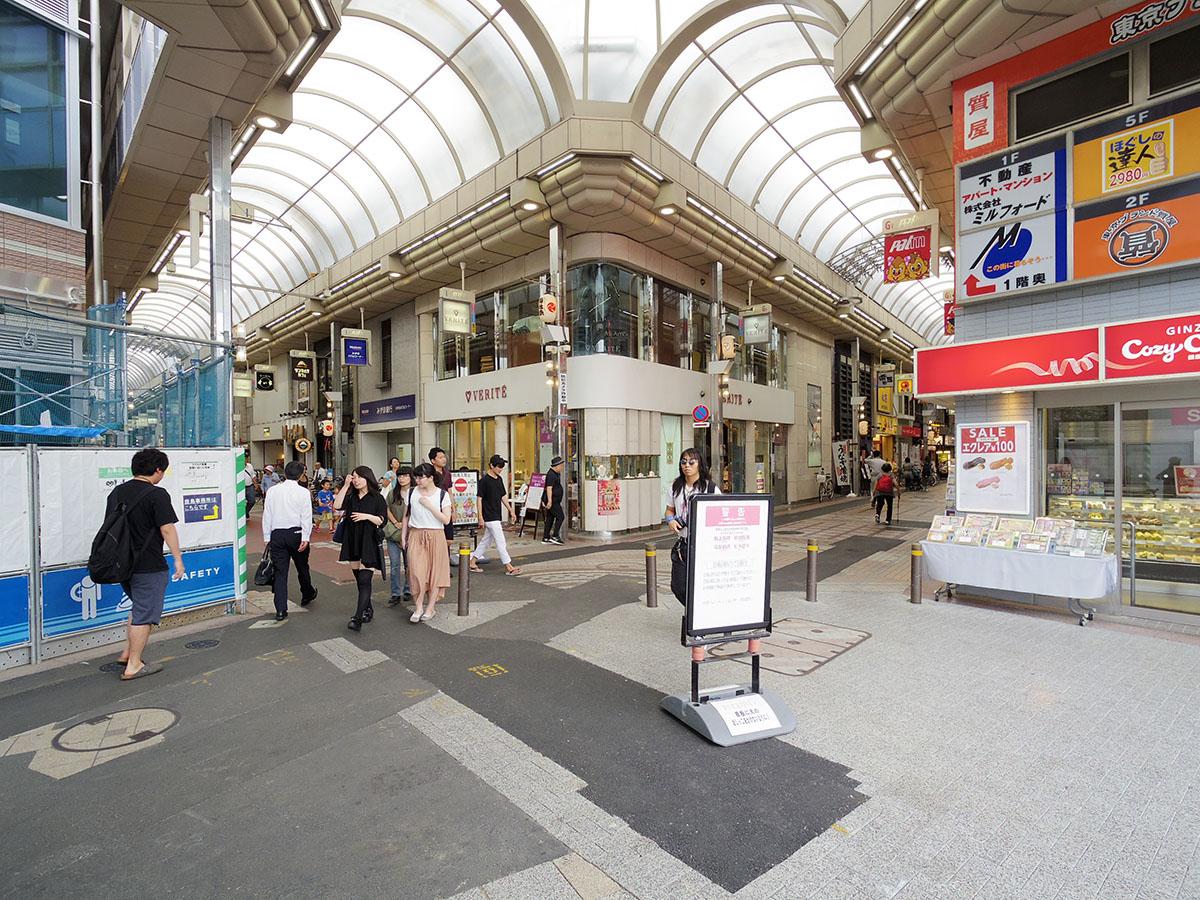 平日でも人通りが多く活気がある商店街。駅から向かって右側に進む