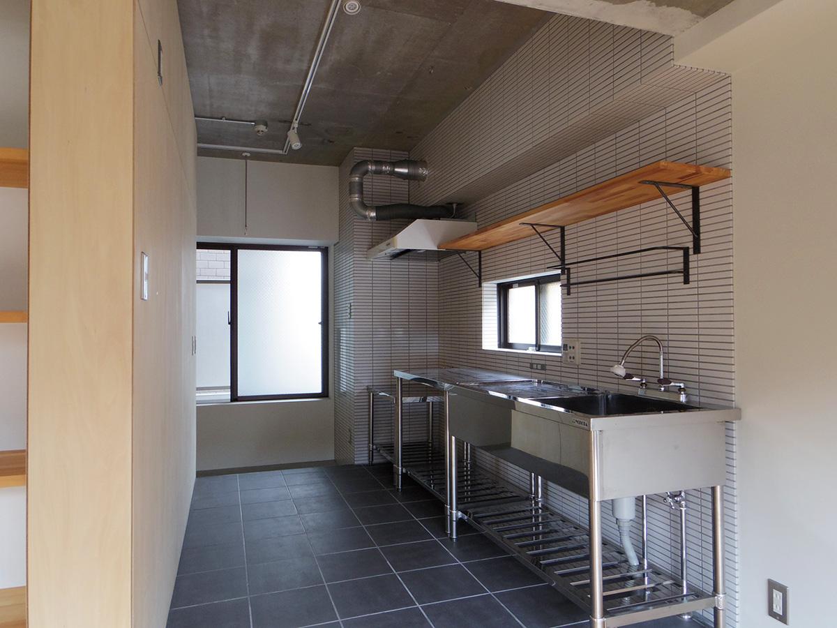 業務用のキッチンを導入。料理好きなオーナーご夫妻は心おきなく料理を楽しめたそう