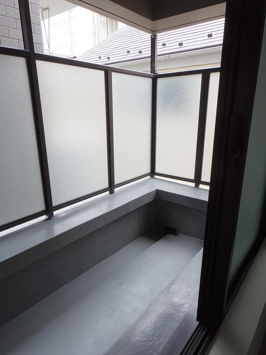 土間側にもちょっとしたベランダ。アウトドア用品などを保管しておくのに良さそう