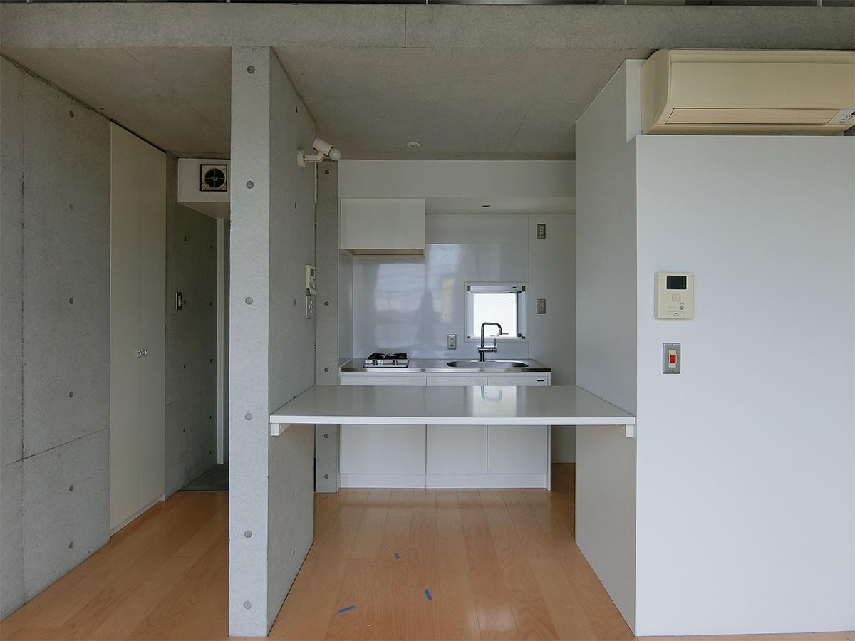 キッチン方向。手前の台は作業台やキッチン家電置き場として。下に収納ケースを置くと使いやすそう