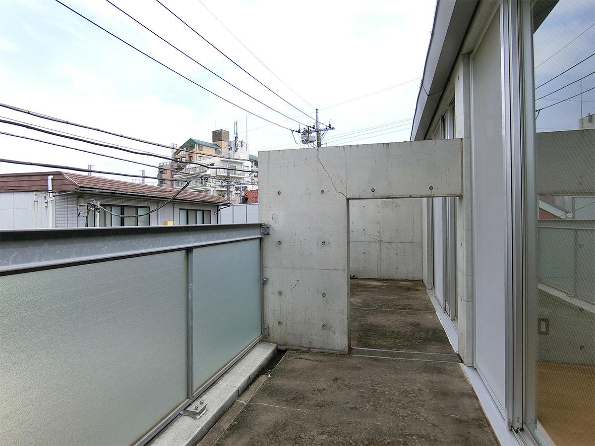 バルコニー。すぐそばに東急東横線が通っているため、音がする