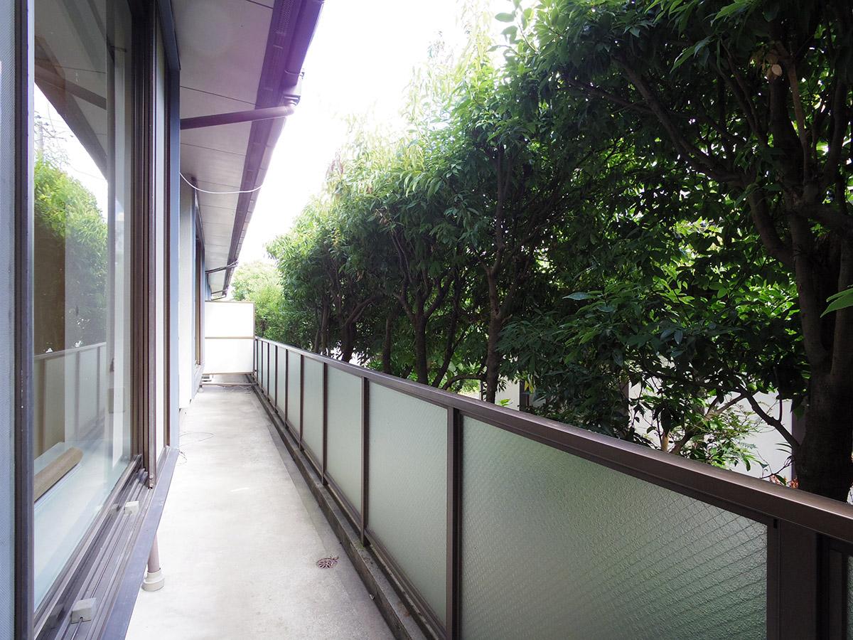 1階バルコニー。すぐ前には植栽されている