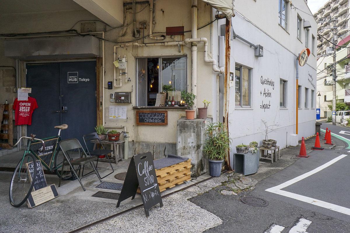 1階にはコーヒースタンドも入居中