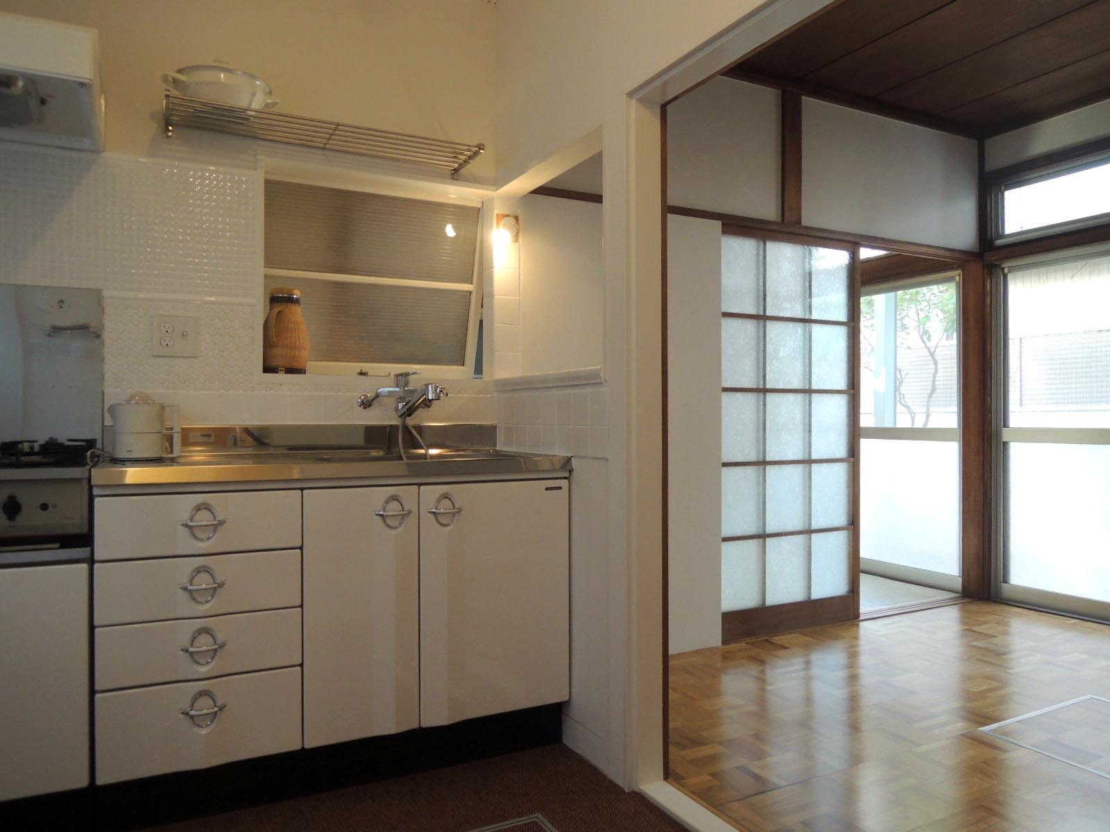 流しの前にレトロな建具をはめ込んでみました