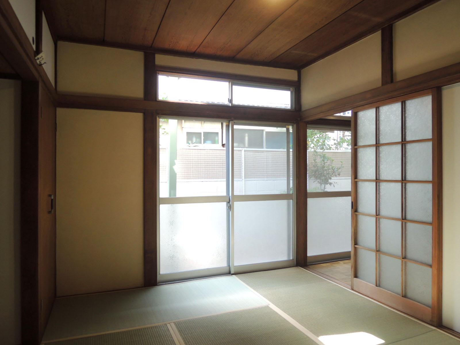 庭側を見る、1階は日当たり控えめです